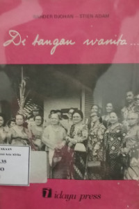 Image of Di Tangan wanita